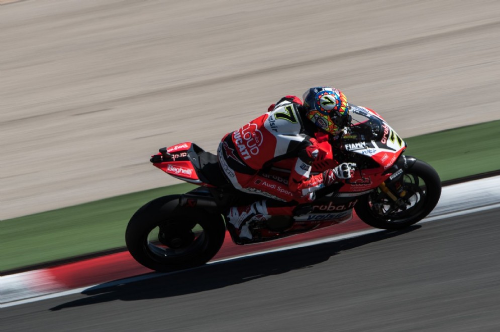 Chaz Davies in sella alla sua Panigale R durante la corsa