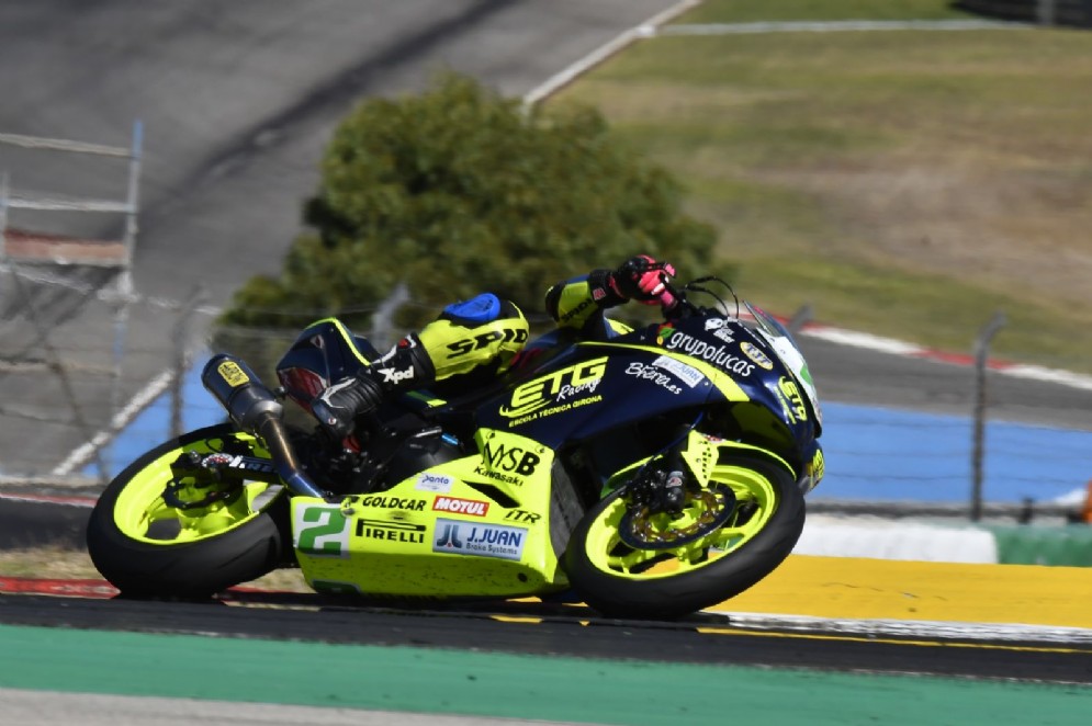 La Carrasco in sella alla Kawasaki Ninja 300 del team Etg Racing