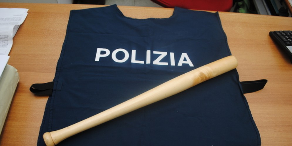 Borzoli, aggressione in autosalone a colpi di mazza da baseball