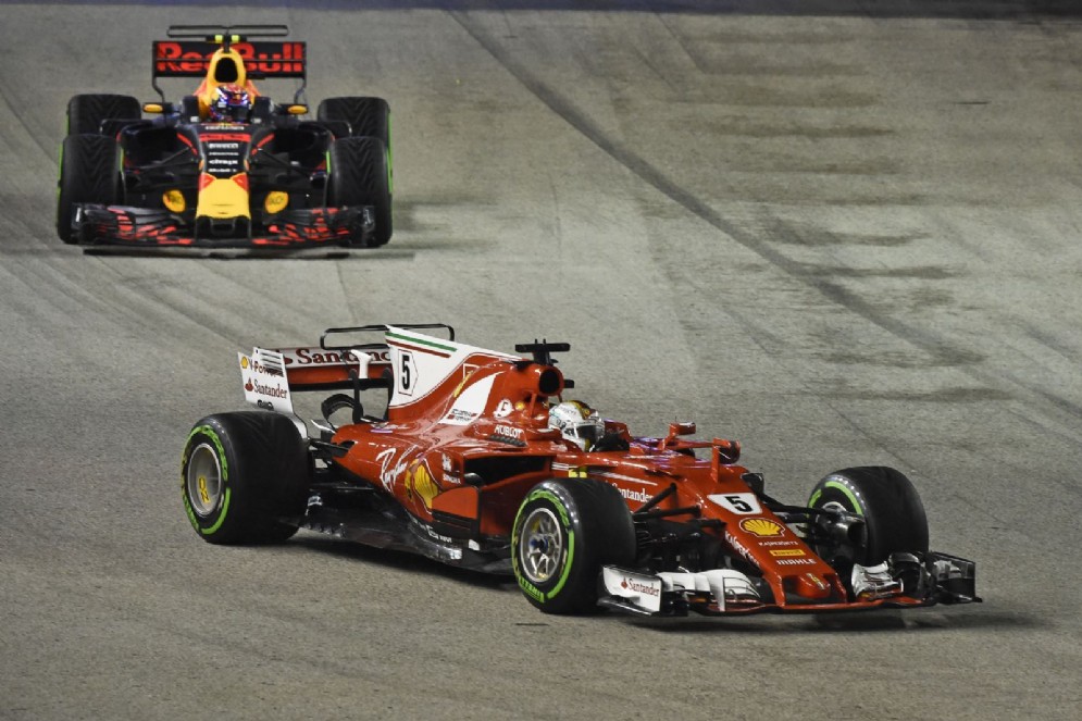 La Red Bull di Max Verstappen dietro alla Ferrari di Sebastian Vettel a Marina Bay