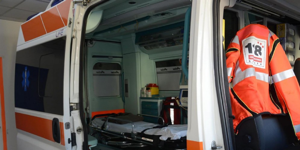 Un'ambulanza del 118 ha portato la giovane all'ospedale