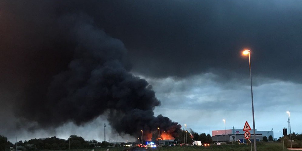 Pordenone, vasto incendio alla Roncadin. Nessun ferito