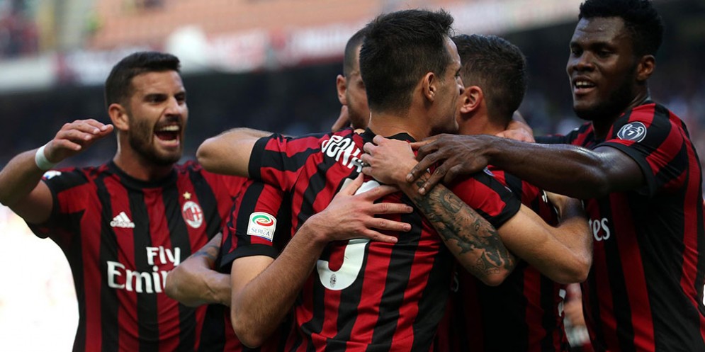 La gioia dei rossoneri dopo un gol a Crotone