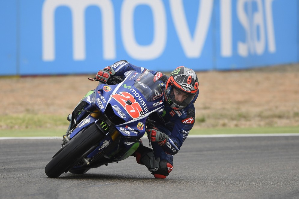 Maverick Vinales in azione sulla sua Yamaha nelle prove libere al Motorland