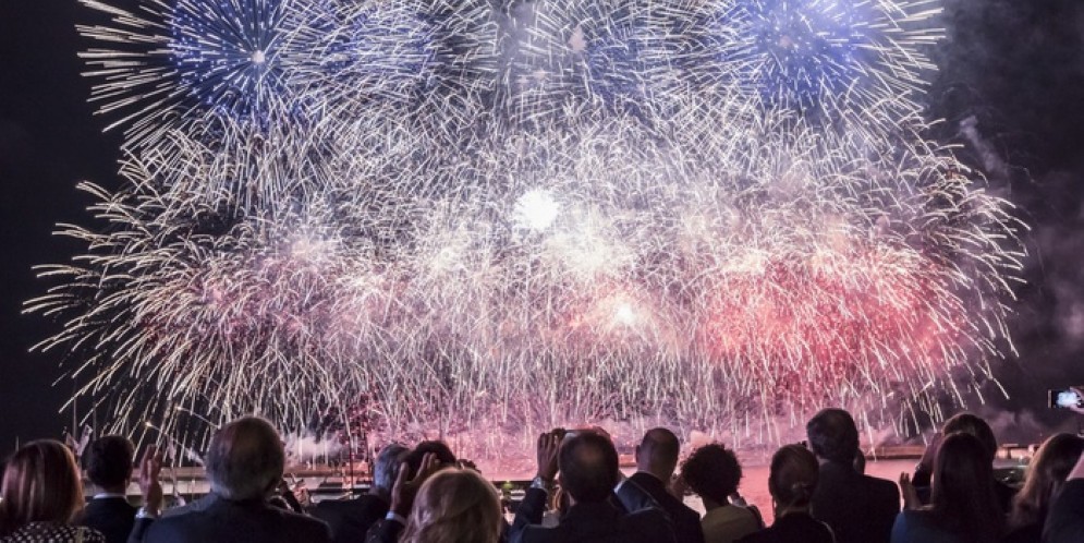 Fuochi d'artificio per i 400 ospiti della serata dedicata agli espositori del Salone nautico di Genova