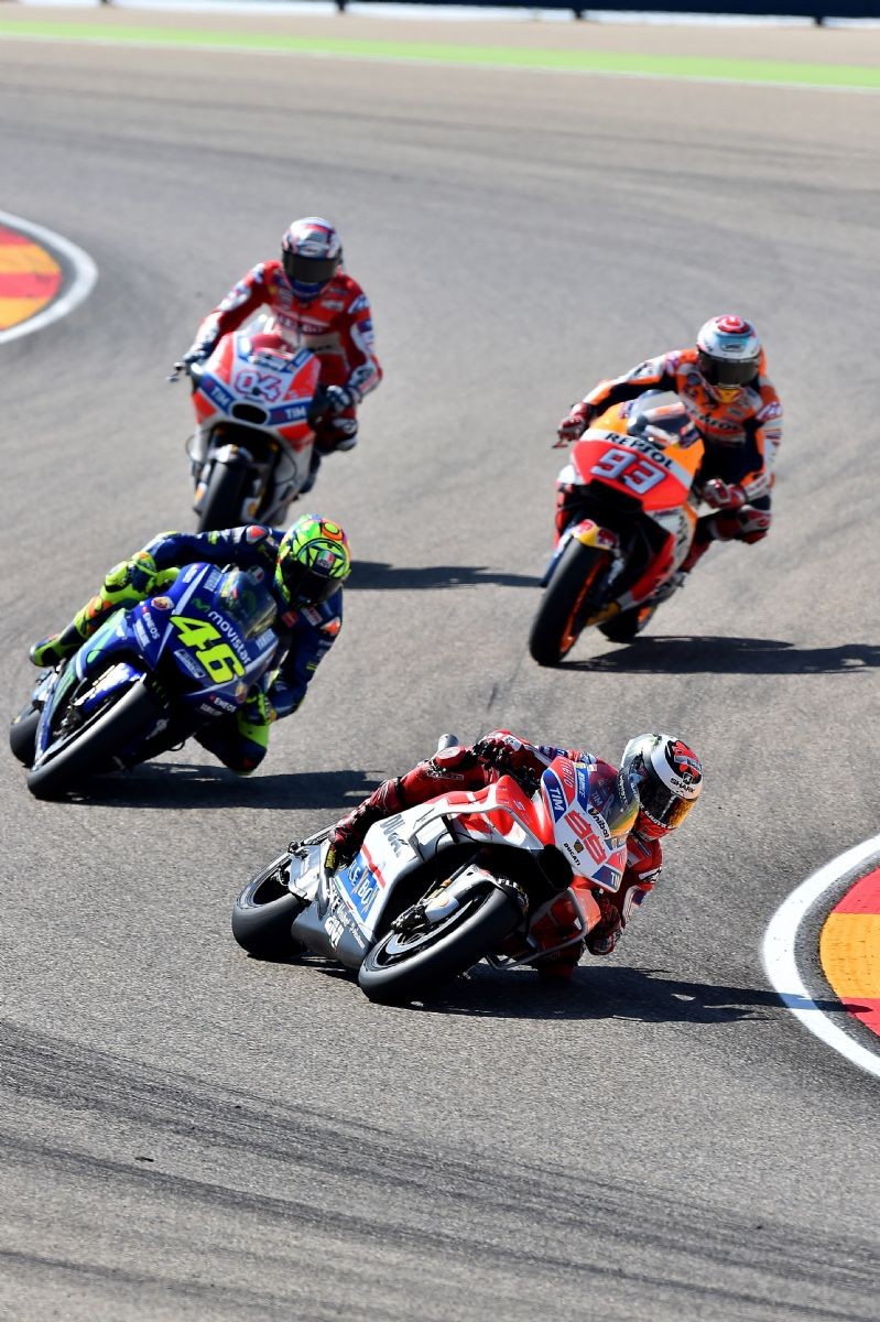 Rossi dietro a Jorge Lorenzo e davanti a Marc Marquez e Dovizioso a inizio gara