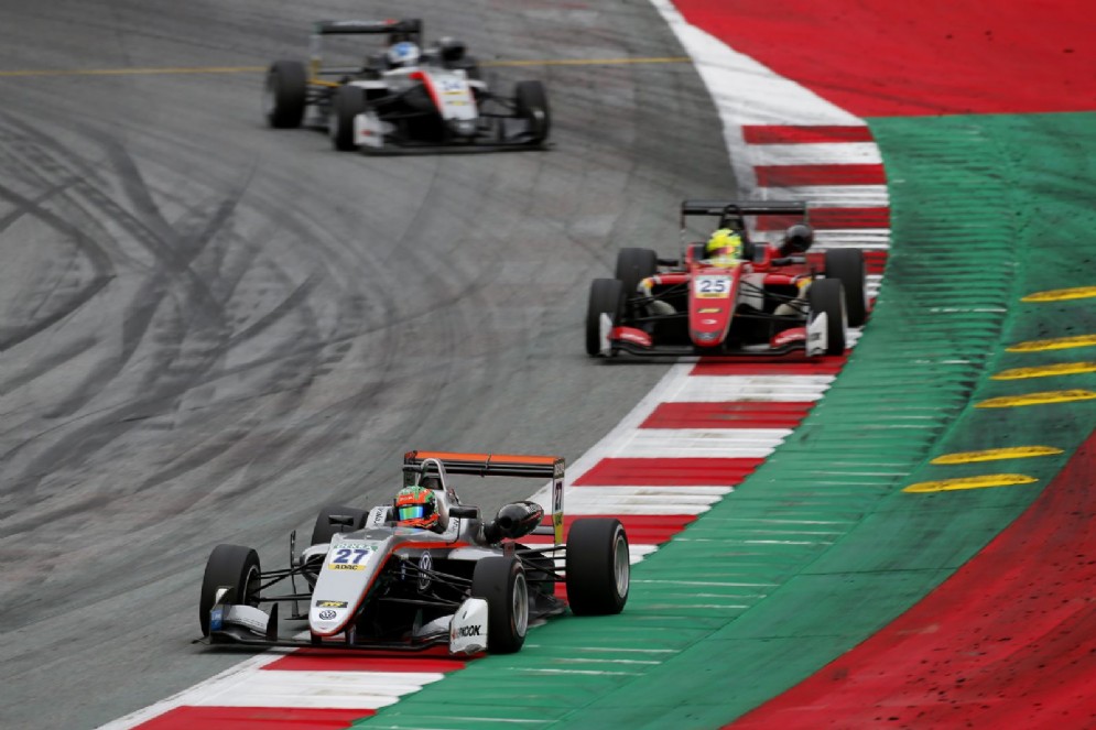 La monoposto del team Prema di Schumi Jr impegnata nella rimonta