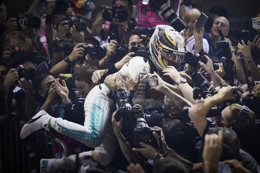 Hamilton festeggia con il team Mercedes la vittoria di Singapore