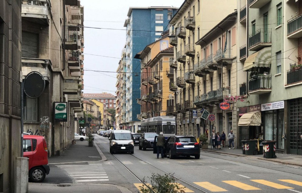 Auto in sosta vietata in via Nicola Fabrizi