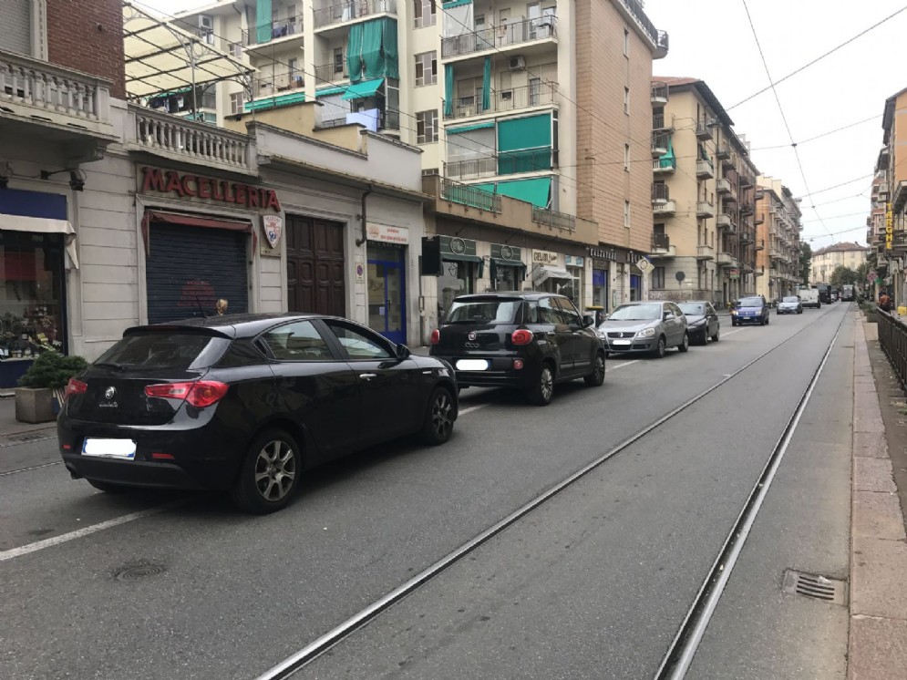 Auto in sosta vietata in via Nicola Fabrizi