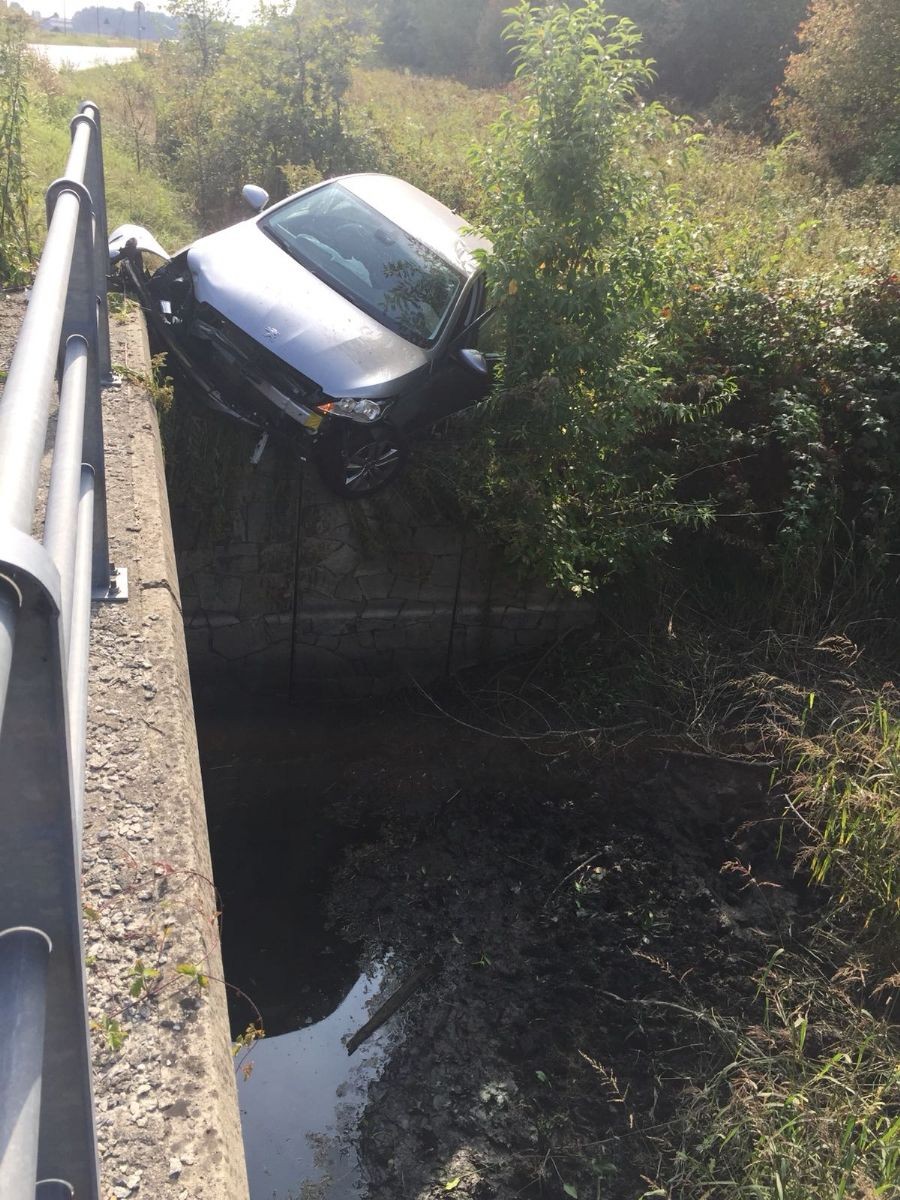 L'auto in bilico fuori strada
