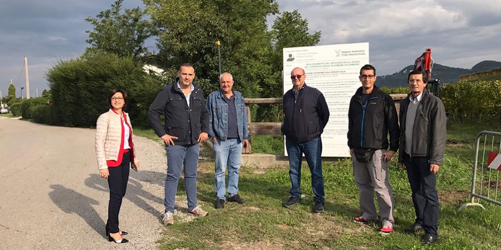 Sara Vito (Assessore regionale Ambiente ed Energia) durante il sopralluogo in un cantiere per la messa in sicurezza di un corso d'acqua