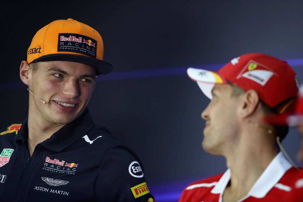 Verstappen e Vettel uno a fianco all'altro davanti ai giornalisti
