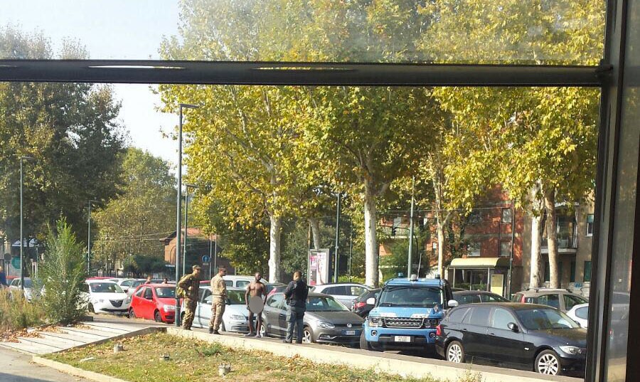 L'uomo nudo viene fermato dalle forze dell'ordine