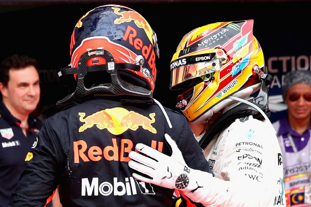 Lewis Hamilton si congratula con Verstappen dopo il traguardo