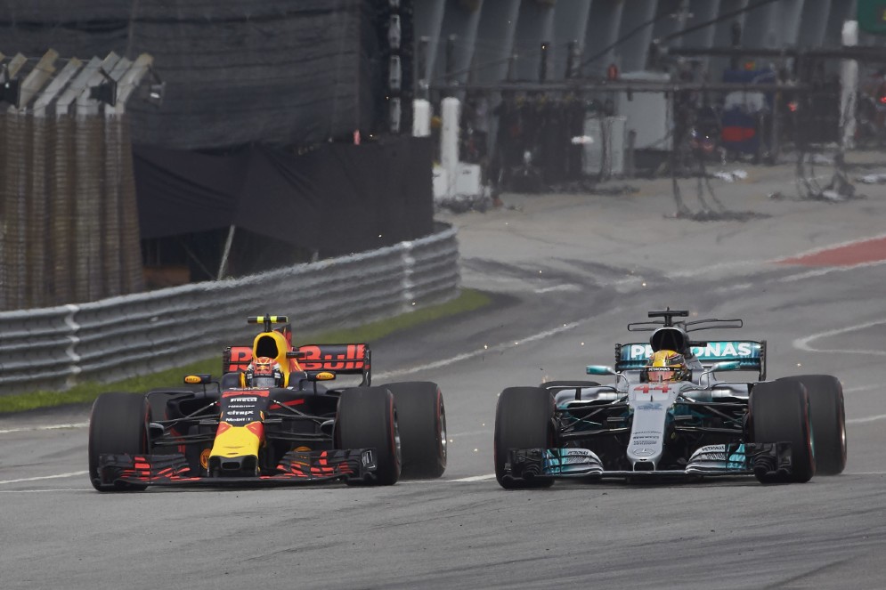 Il sorpasso vincente di Max Verstappen a Lewis Hamilton a inizio gara