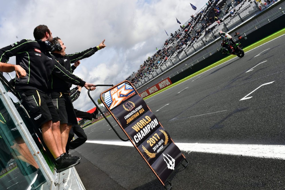 La Kawasaki di Rea taglia il traguardo di Magny Cours