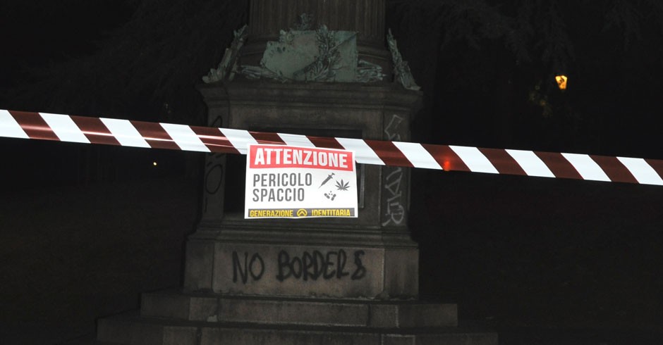 Il cartello affisso dagli attivisti di Generazione Identitaria al Valentino