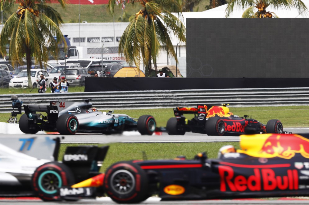 Lewis Hamilton e Valtteri Bottas in lotta con Max Verstappen e Daniel Ricciardo