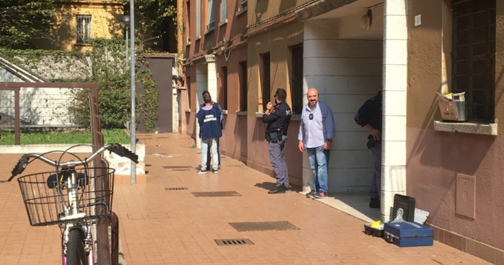 Accoltellato mentre consegnava volantini