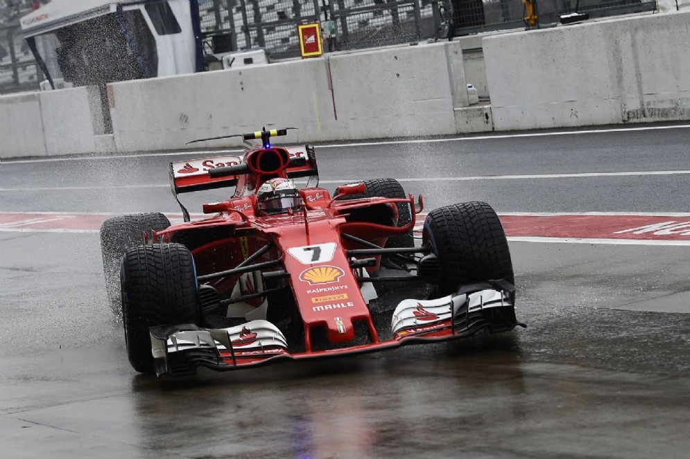 Kimi Raikkonen rientra ai box nella pista bagnata di Suzuka