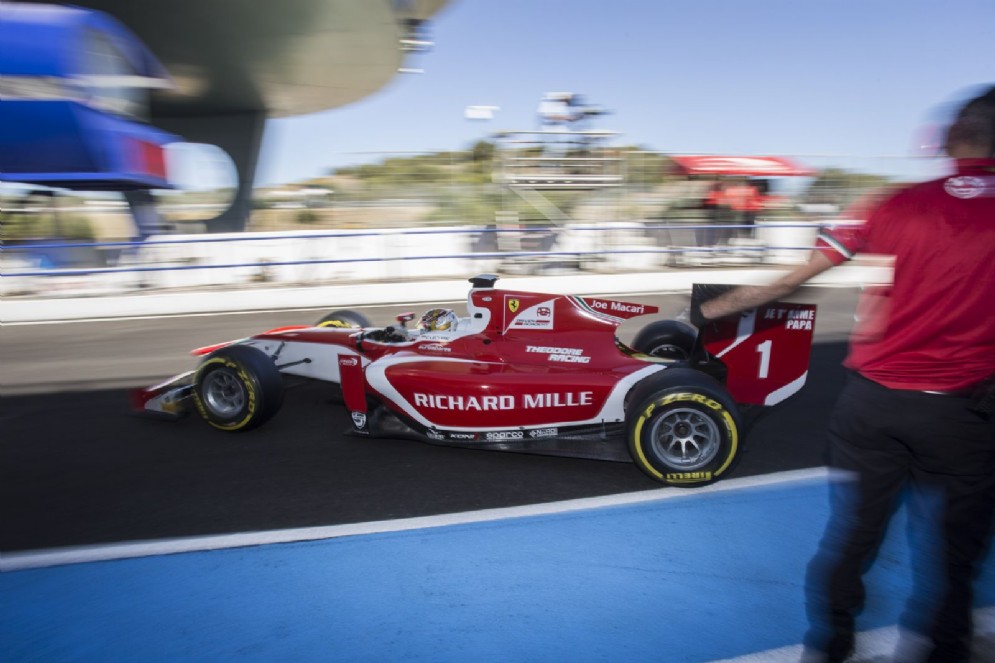 Leclerc esce dai box al volante della vettura della Prema