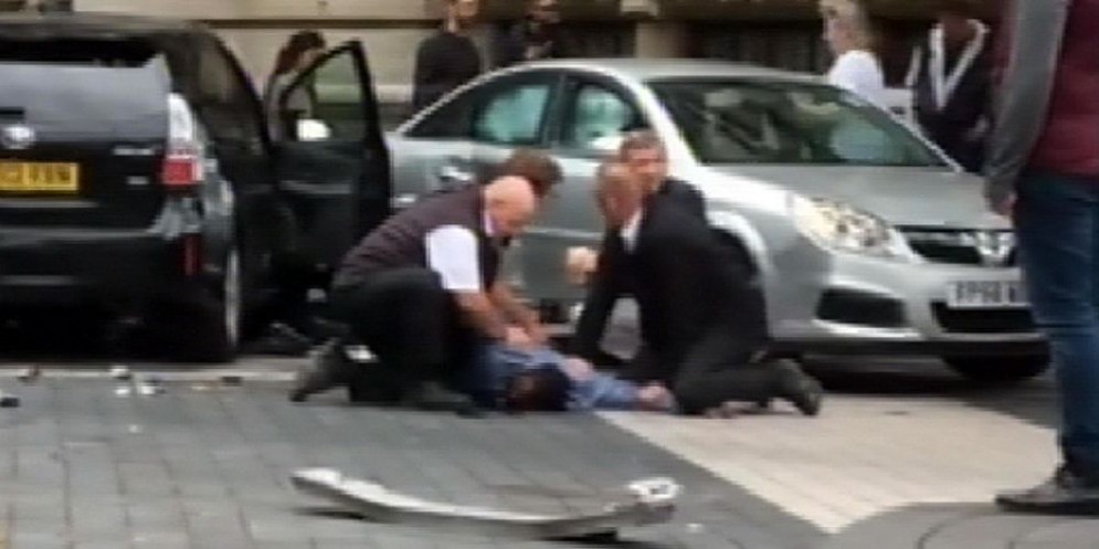 Auto investe pedoni a Londra
