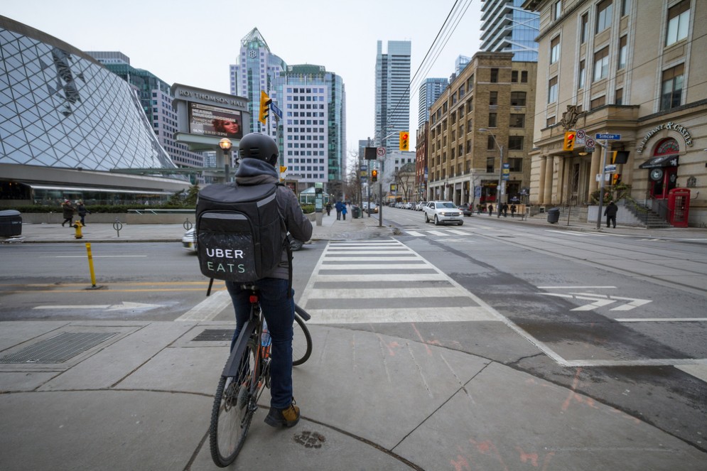 I furgoni del commercio online ci invadono, ma la soluzione  nel bike sharing