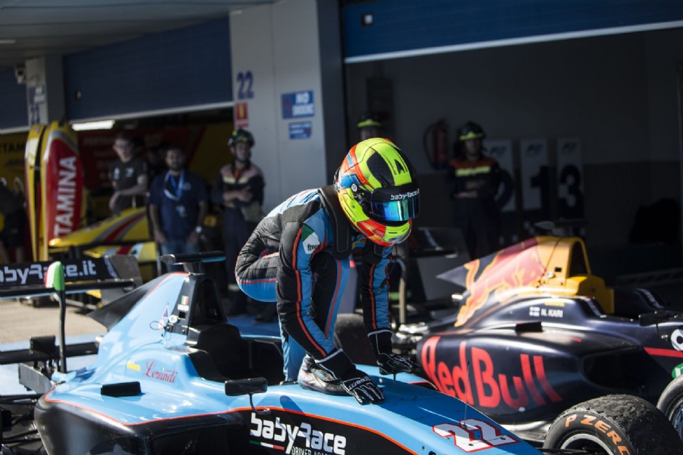 Lorandi esce dalla monoposto del team Jenzer dopo la gara