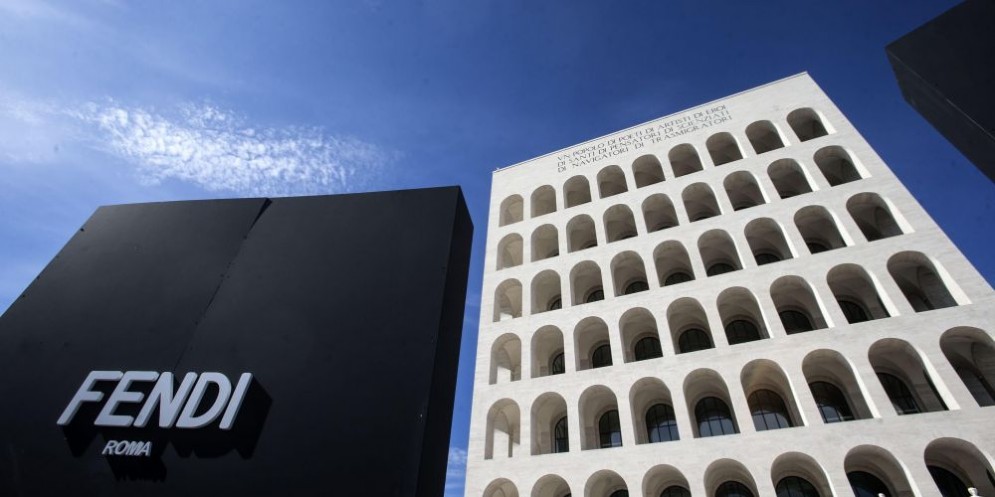 Il Palazzo della Civiltà italiana a Roma, uno dei simboli del fascismo, divenuto in anni recenti il quartier generale di Fendi