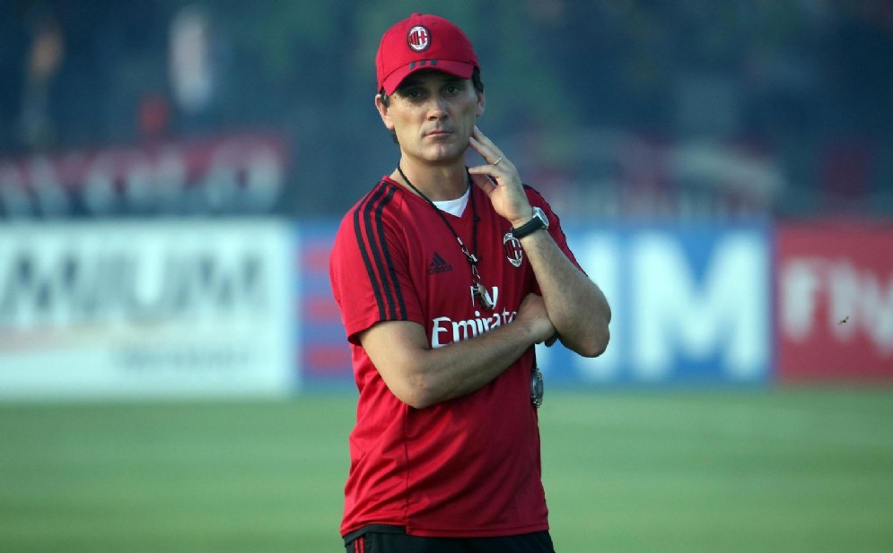 Montella pensieroso durante un allenamento