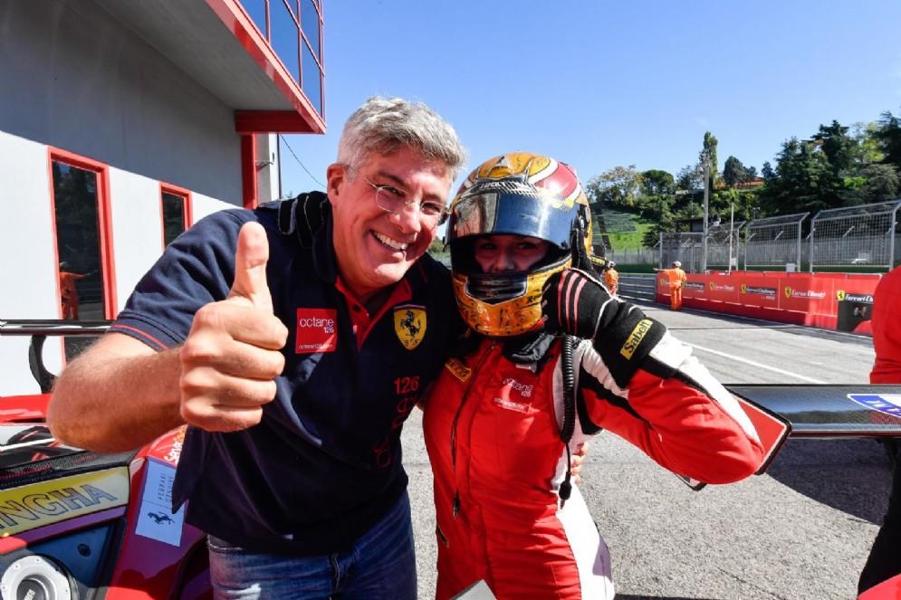 Fabienne Wohlwend festeggia con il suo team la vittoria