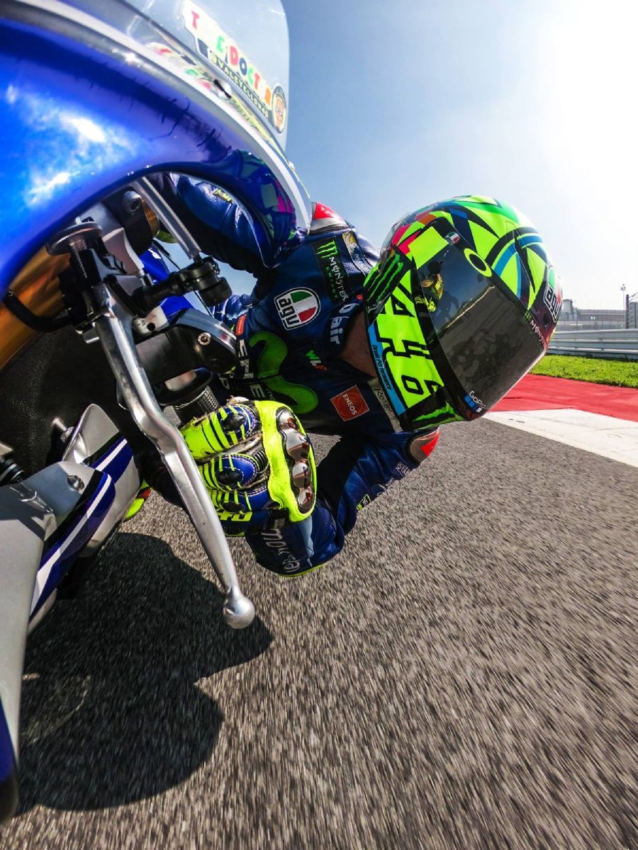 Valentino Rossi in sella alla Yamaha R1 a Misano