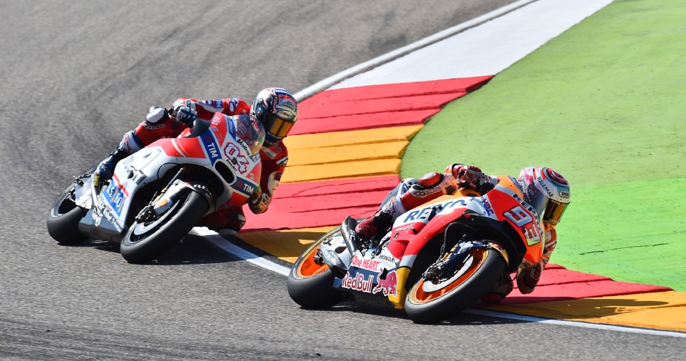 La Ducati di Andrea Dovizioso alle spalle della Honda di Marc Marquez
