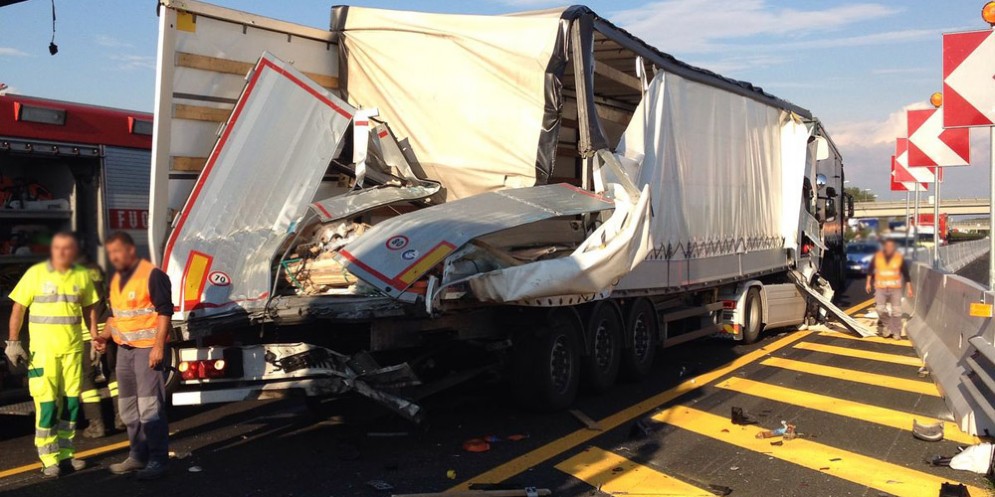 Scontro in A4: nell'incidente tra tir, bus e autocarro è morto un uomo