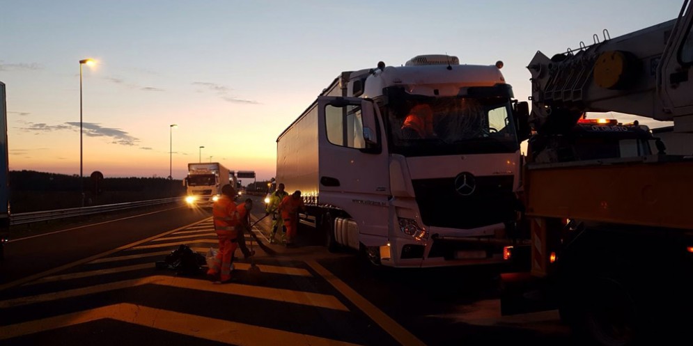 Scontro in A4: nell'incidente tra tir, bus e autocarro è morto un uomo