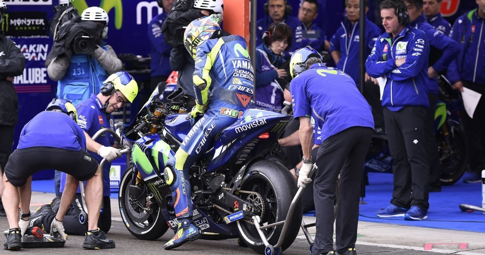 Valentino Rossi rientra ai box a Motegi