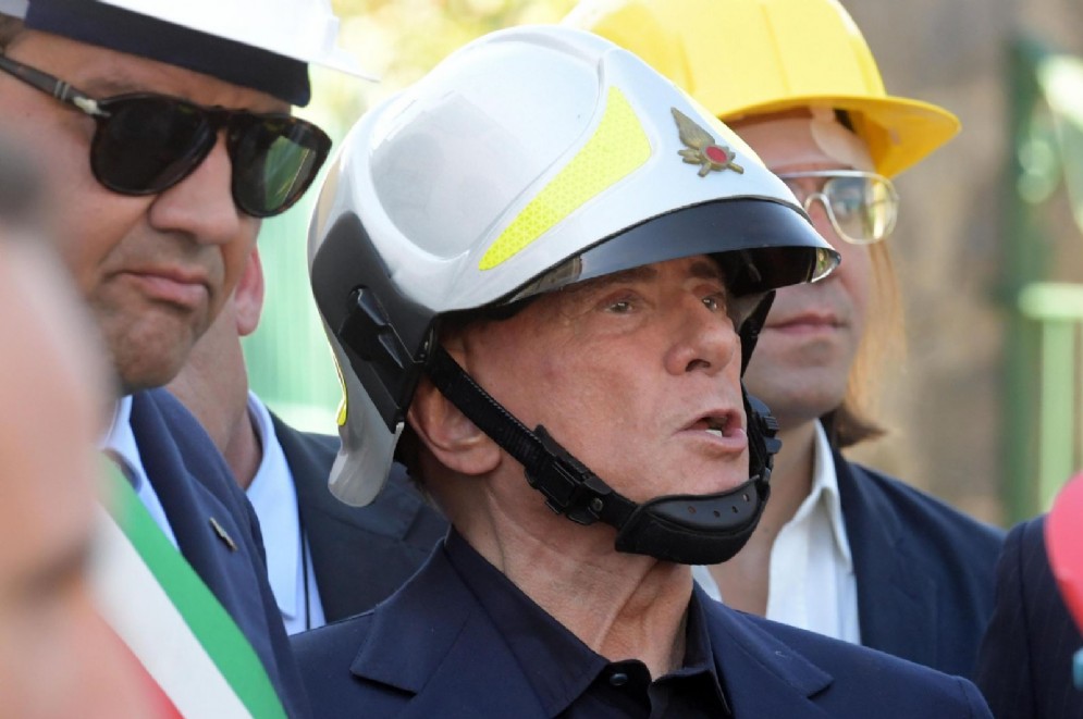 Il leader di Forza Italia Silvio Berlusconi tra le rovine di Casamicciola colpita dal terremoto