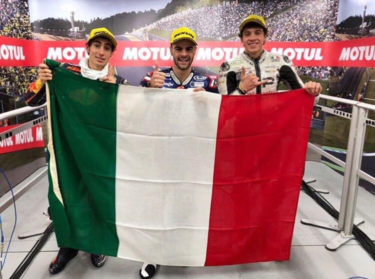 Fenati, Antonelli e Bezzecchi festeggiano con la bandiera italiana