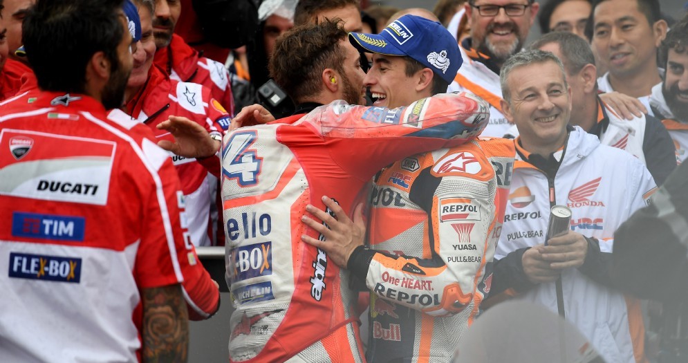 Andrea Dovizioso abbraccia Marc Marquez nel parco chiuso di Motegi