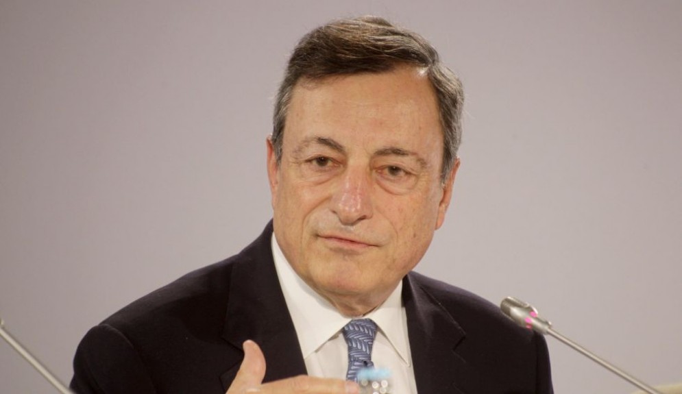 Il banchiere centrale, Mario Draghi, è definito "manovratore" da Luigi Bisignani.