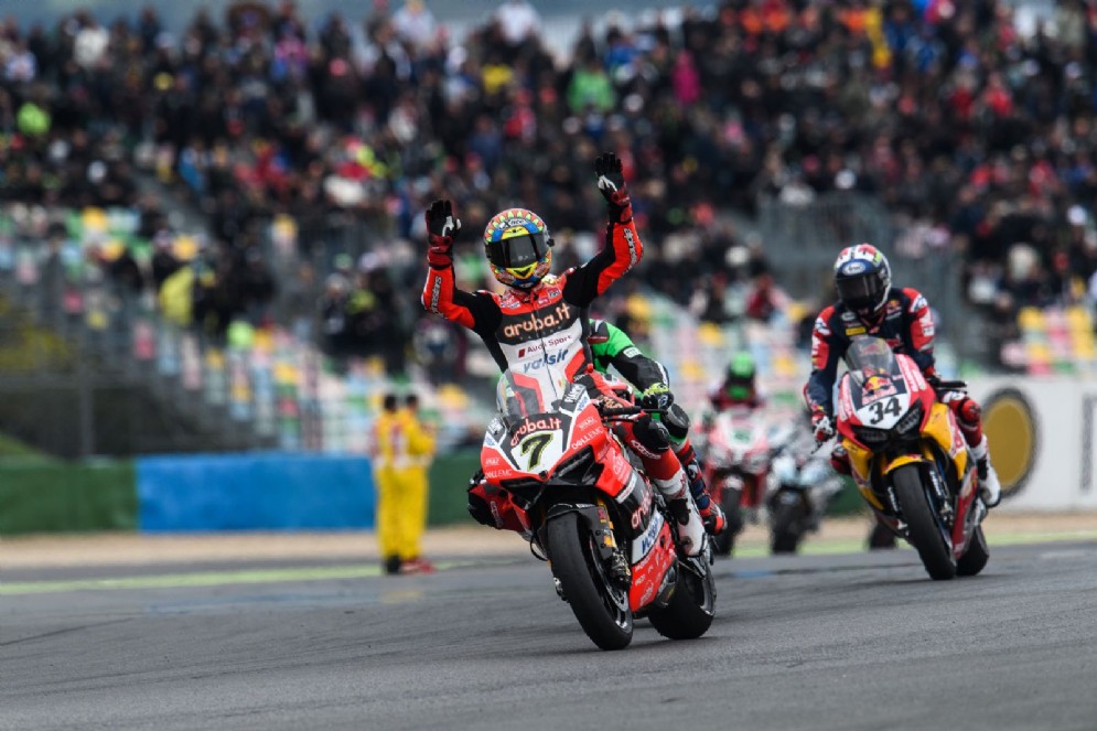 Davies a braccia alzate sul traguardo in Francia