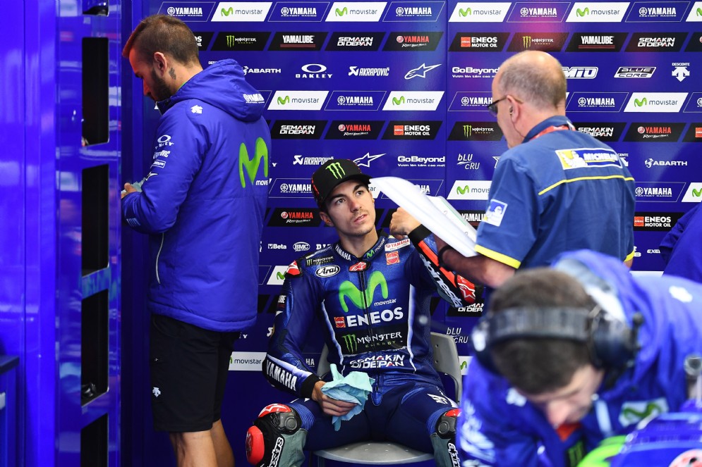 Maverick Vinales nel box Yamaha