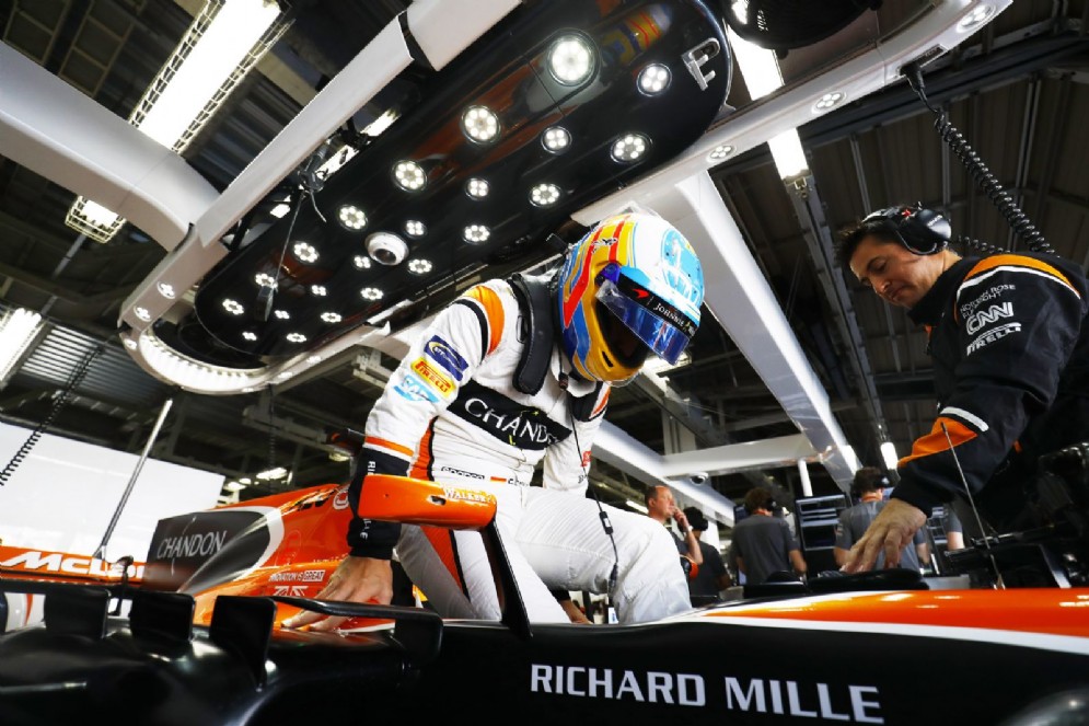 Alonso nell'abitacolo della sua McLaren