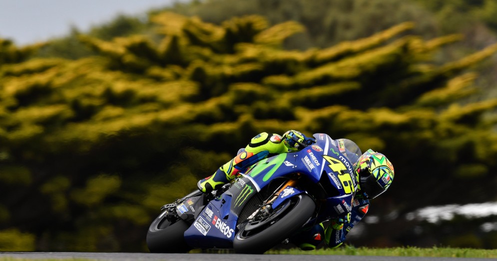 Valentino Rossi in sella alla sua Yamaha sulla pista di Phillip Island