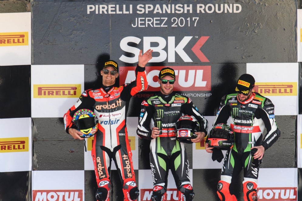 Il podio della prima manche a Jerez: Jonathan Rea, Chaz Davies e Tom Sykes