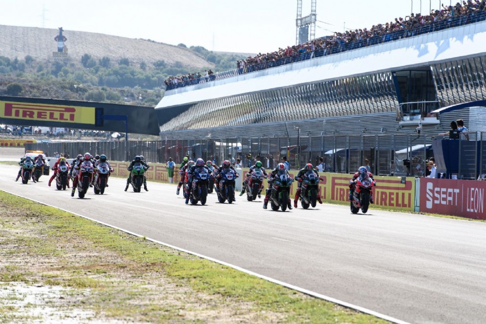 La partenza di gara-1 del Mondiale Superbike a Jerez