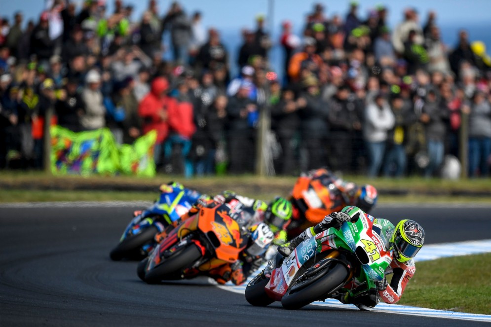 La Aprilia di Espargaro in lotta nel gruppo dei migliori