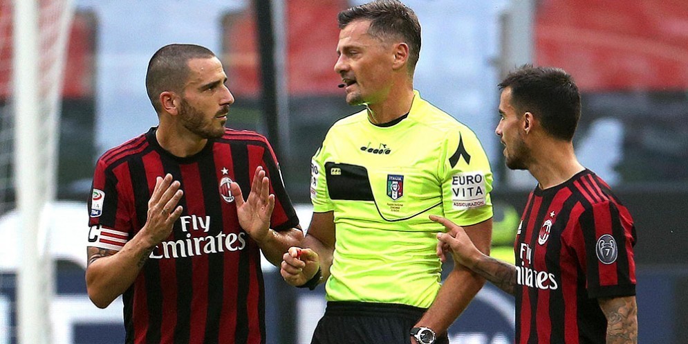 Il momento dell'espulsione di Boncci da parte dell'arbitro Giacomelli
