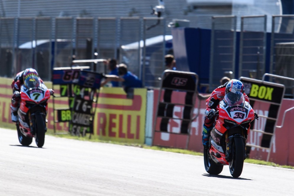 Melandri davanti a Davies sul traguardo